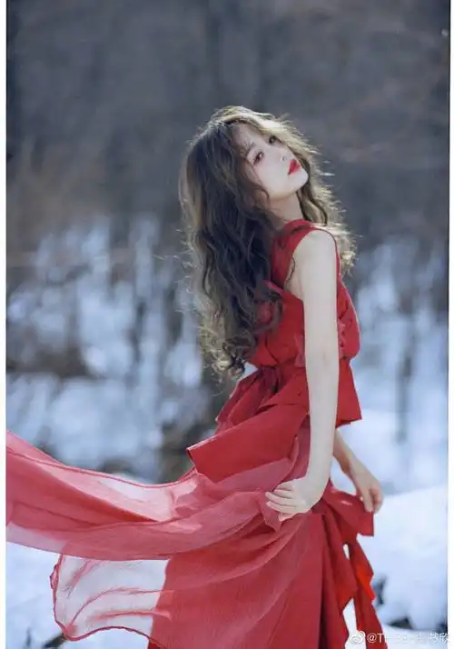 虞书欣红裙白雪中剧照
