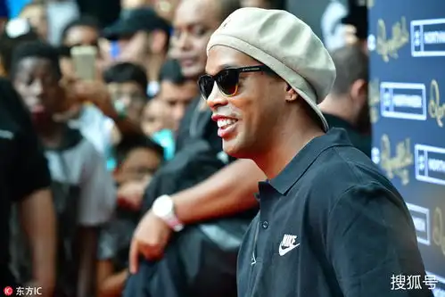 帽子墨镜都不摘小罗高冷范儿出场但这一笑就破功
