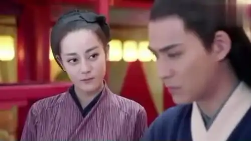 烈火如歌银雪重回品花楼抚琴如歌在一旁乖乖听着